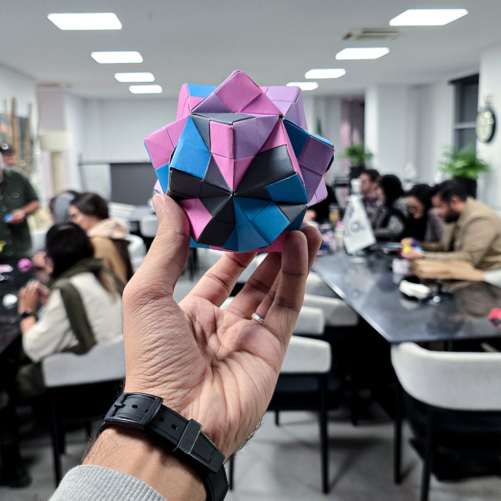 کارمندان در حال بازی اوریگامی